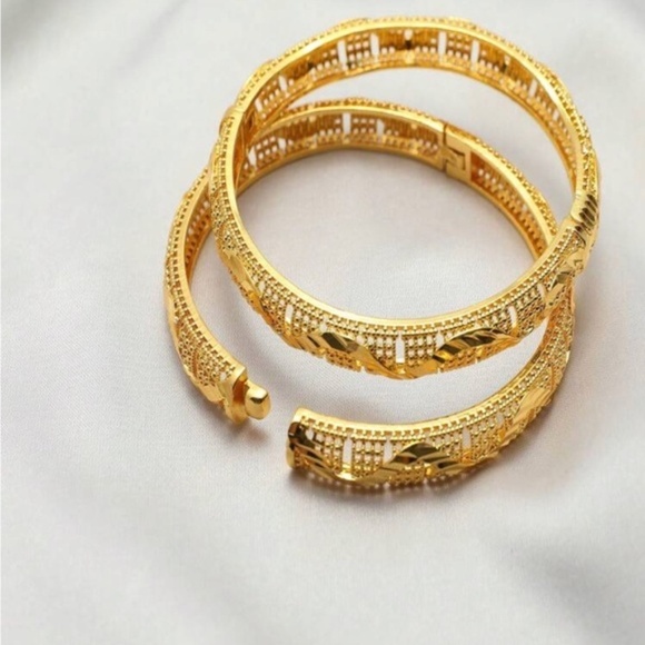Gold 24k Gold Plated 1pc Bangle Bracelet - Picture 1 of 2